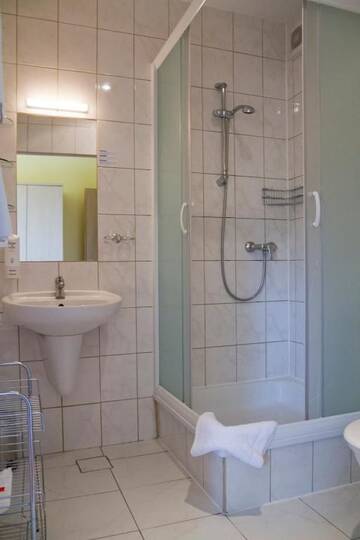 Фото номера Стандартный двухместный номер с 2 отдельными кроватями Отель Hotel Łabędy г. Гливице 7