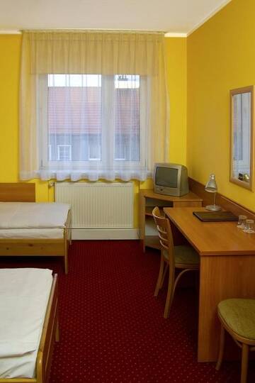 Фото номера Стандартный двухместный номер с 2 отдельными кроватями Отель Hotel Łabędy г. Гливице 2