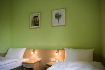 Фото номера Двухместный номер «Комфорт» с 2 отдельными кроватями Отель Hotel Łabędy г. Гливице 3