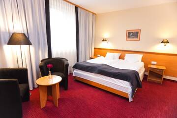 Фото номера Четырехместный номер Отель Hotel Malinowski Business г. Гливице 3