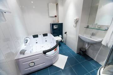 Фото номера Четырехместный номер Отель Hotel Malinowski Business г. Гливице 4
