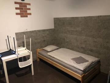 Фото номера Двухместный номер с 2 отдельными кроватями и общей ванной комнатой Хостелы M Hostel г. Гливице 9