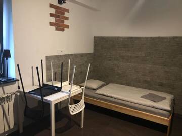 Фото номера Двухместный номер с 2 отдельными кроватями и общей ванной комнатой Хостелы M Hostel г. Гливице 7