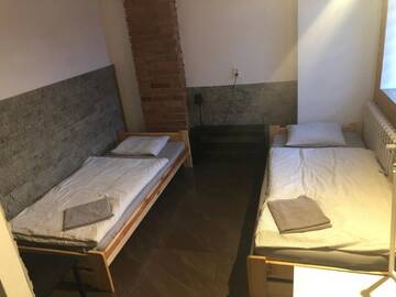 Фото номера Двухместный номер с 2 отдельными кроватями и общей ванной комнатой Хостелы M Hostel г. Гливице 2